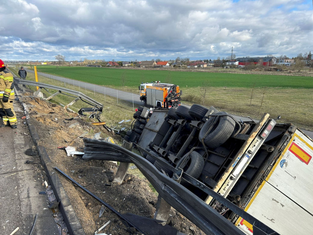 Makabryczny wypadek na S3 pod Gorzowem! Rozerwane na strzępy busy i ciężarówka. Dwie osoby zabrało pogotowie [ZDJĘCIA].