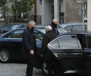Policja pilnuje Kaczyńskiego? Radiowozy pod domem i kościołem