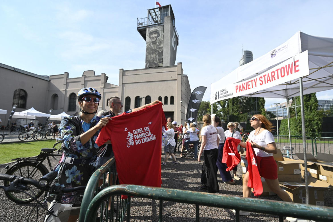 Biało-czerwonym peletonem rowerzyści uczcili Powstanie Warszawskie 
