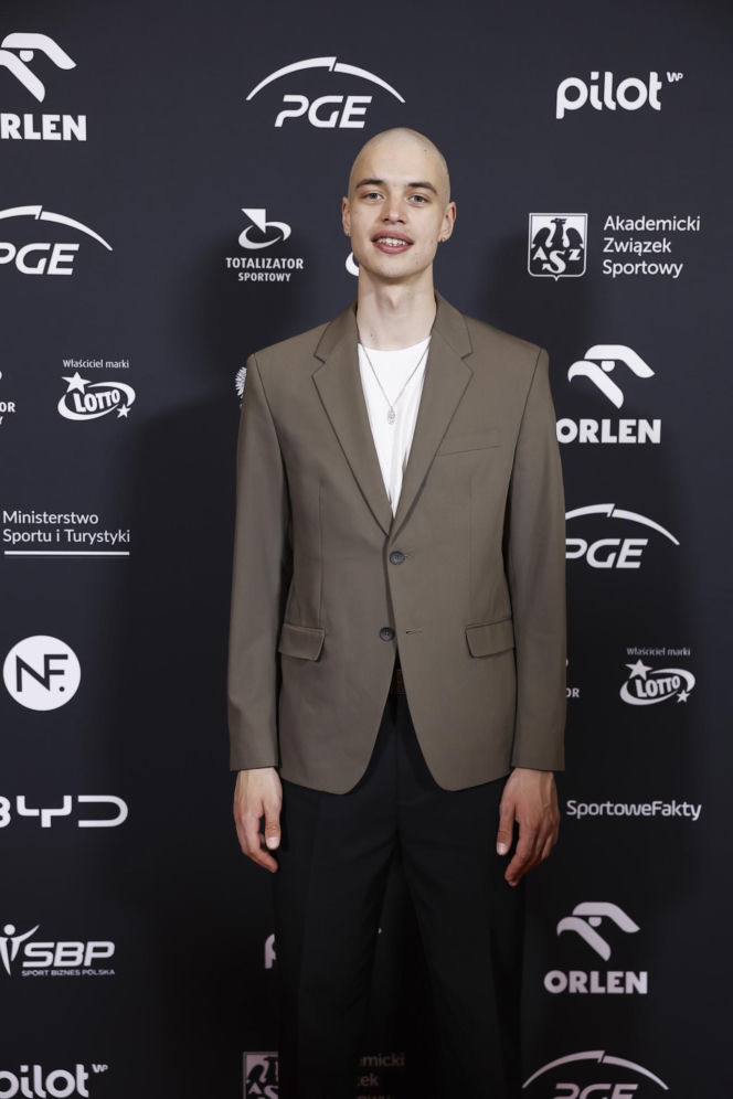 Władimir Semirunnij wsparł zrzutkę u Łatwoganga. Olimpijczyk zgolił włosy i przekazał medal na aukcję