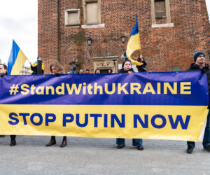 Kraków solidarny z Ukrainą! Wielka manifestacja na Rynku Głównym [ZDJĘCIA]
