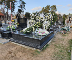 Morze białych kwiatów na grobie maleńkiej Hani