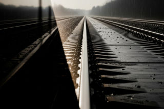 Mysłowice. Nastolatka wpadła pod pociąg – służby walczą o jej życie