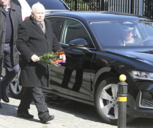 Jarosław Kaczyński szykuje się do świąt. Prezes PiS z kolorową palmą