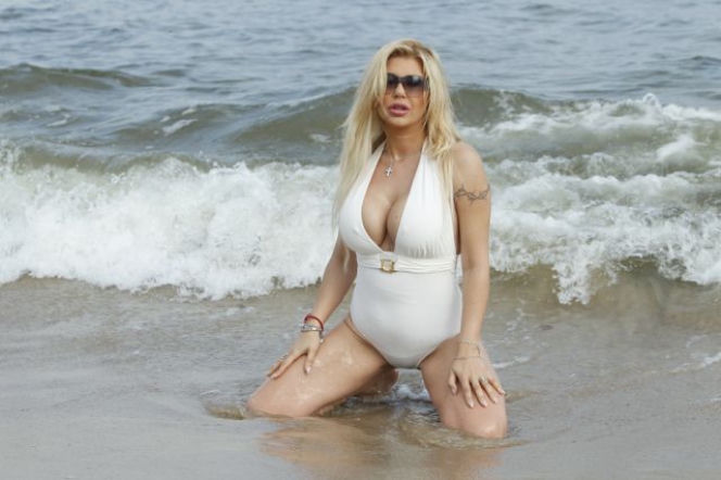 Iwona Węgrowska CHWALI SIĘ CIAŁEM i BIUSTEM w kostiumie kąpielowym