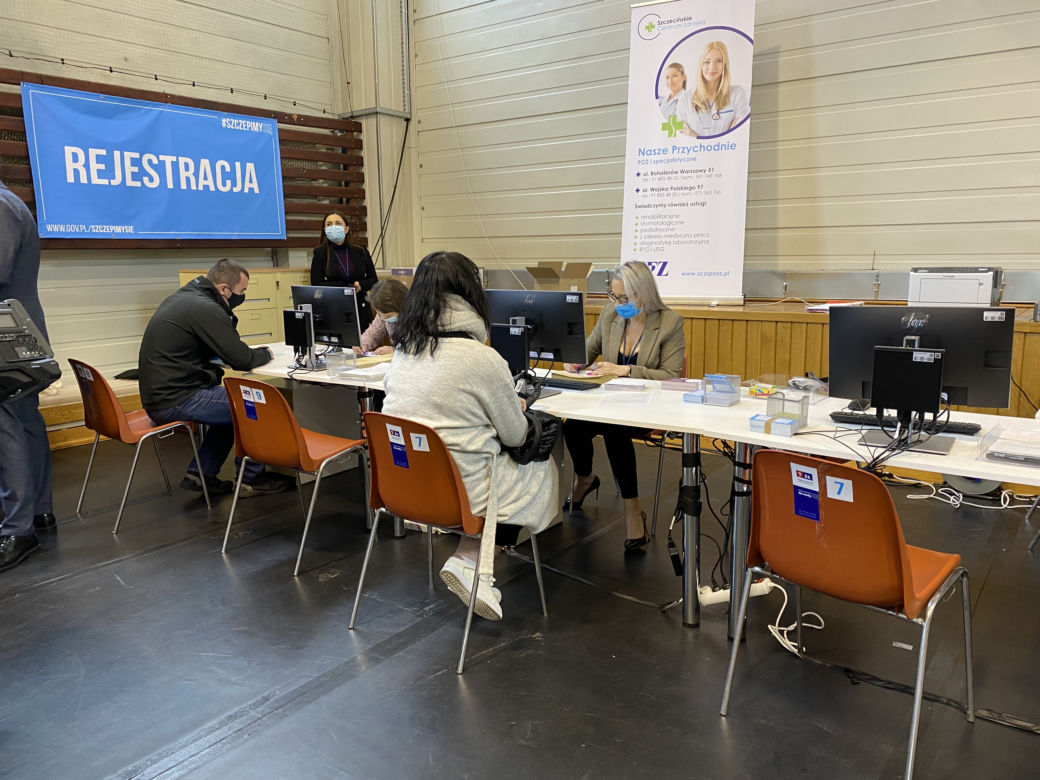 Punkt szczepień powszechnych ruszył w hali sportowej Uniwersytetu Szczecińskiego przy ul. Sowińskiego