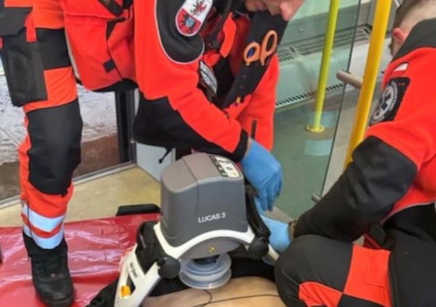 Akcja ratunkowa w pociągu. Życie 65-latka uratowały współpasażerki