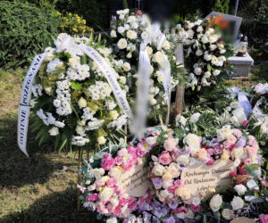 Morze kwiatów na grobie tragicznie zmarłego małżeństwa