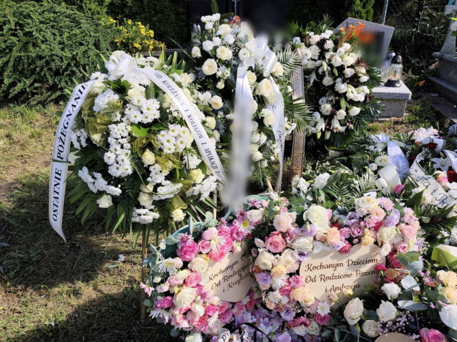 Morze kwiatów na grobie tragicznie zmarłego małżeństwa