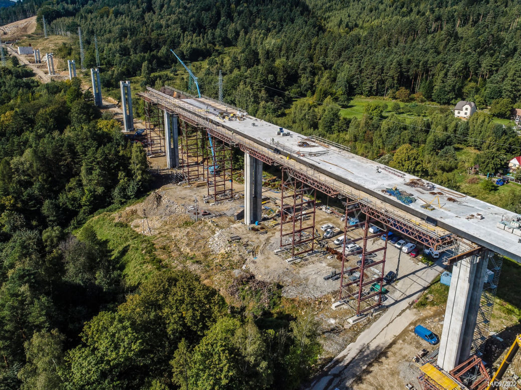 Trasa S1 będzie przecinać przełęcze i pola pomiędzy górami w Beskidach