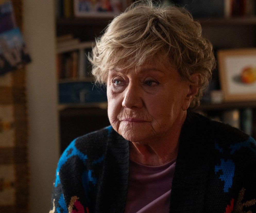 Barbara Mostowiak (Teresa Lipowska) z serialu M jak miłość ma smutny wyraz twarzy, ubrana w czarny sweter z niebieskimi i różowymi wzorami. Zdjęcie doskonale oddaje emocje związane z rodzinnymi dramatami, o których przeczytasz więcej na Super Seriale.