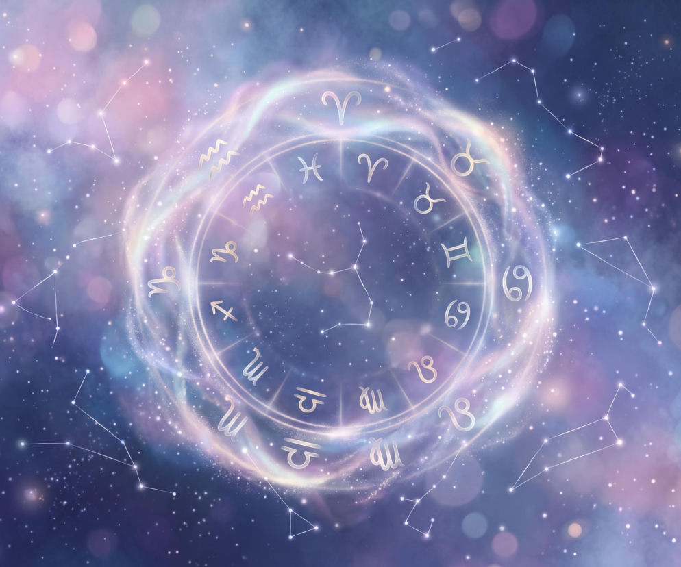 Ilustracja koła zodiaku na tle kosmosu z gwiazdozbiorami. O horoskopie dziennym przeczytasz na VOX FM.