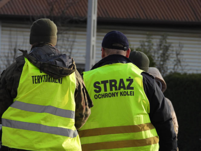 Zignorowała opuszczone rogatki, z torów zmiótł ją nadjeżdżający pociąg. Dramat w Jasiennicy Mazowieckiej