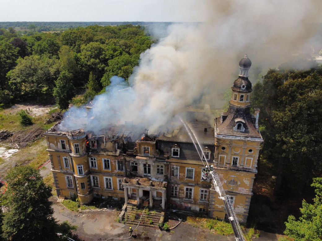 Dach pałacu cały w płomieniach 