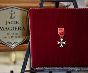 Karol Nawrocki na pogrzebie Jacka Magiery