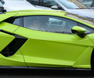 Klaudia Halejcio, mąż jej otworzył auto za całusa