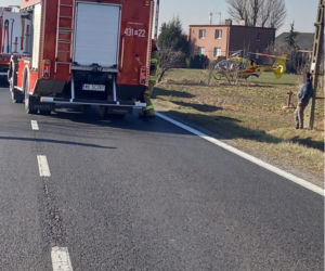 Koszmarny wypadek pod Gostyninem! Kilka osób rannych. 35-latka zabrał śmigłowiec. DK 60 zablokowana 