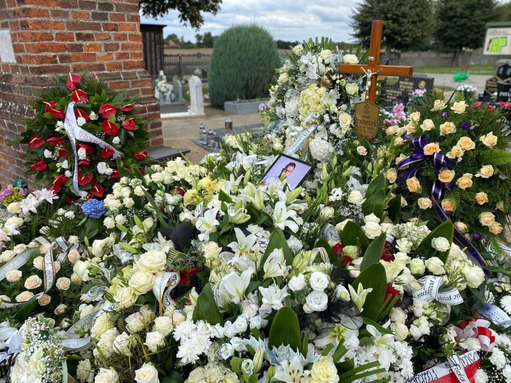 Przejmujący widok na grobie Jakuba Pracharczyka. 20-latek zginął w katastrofie awionetki