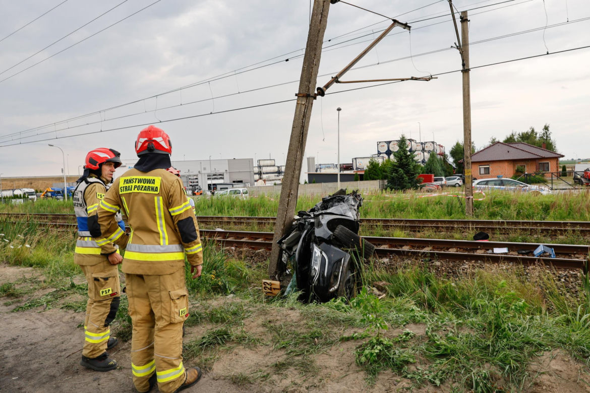 Dramat w Wielkopolsce. Samochód wjechał wprost pod pociąg