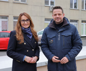 Warszawa zatrudnia medyków z Ukrainy. Konferencja Rafała Trzaskowskiego pod Szpitalem Bielańskim.