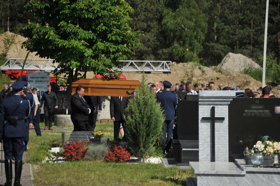 Srebrny orzeł prowadził Arka w ostatniej drodze. Poruszający gest policjantów i strażaków