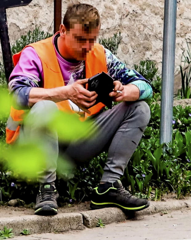 Tak wyglądają roboty drogowe w Ostródzie. Telefon zamiast łopaty. Ekipa rodem z memów