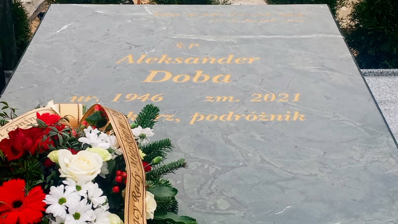 Rok temu zmarł Aleksander Doba. Tak wygląda dziś grób wielkiego podróżnika z Polic