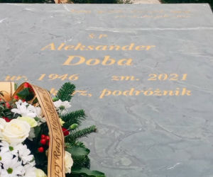 Rok temu zmarł Aleksander Doba. Tak wygląda dziś grób wielkiego podróżnika z Polic