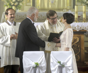 Blondynka 5 sezon. Jasiuna (Izabela Dąbrowska), doktor Fus (Krzysztof Gosztyła), ksiądz Błażejczyk (Olaf Lubaszenko)