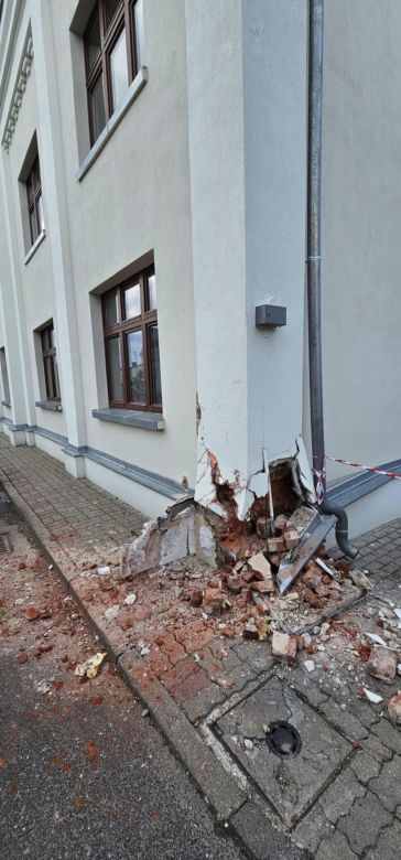 Traktor uderzył w auto i wjechał w budynki! Groźny wypadek pod Grudziądzem [ZDJĘCIA]