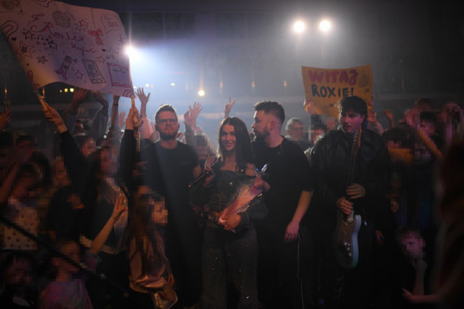 Roxie Węgiel z gołym brzuchem śpiewa dla najmłodszych