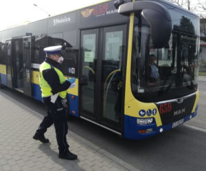 Tarnowscy policjanci kontrolują miejskie autobusy. Nie chodzi o sprawdzanie biletów! 