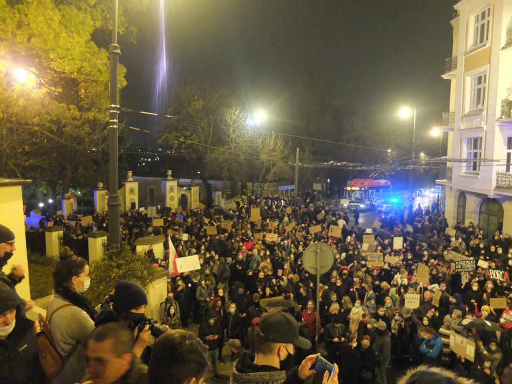 PROTEST KOBIET W LUBLINIE. KILKA TYSIĘCY OSÓB PRZEMASZEROWAŁO POD ARCHIKATEDRĘ I KURIĘ LUBELSKĄ. ŚWIĄTYNI MODLITWĄ BRONILI PRAWICOWCY