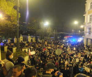 PROTEST KOBIET W LUBLINIE. KILKA TYSIĘCY OSÓB PRZEMASZEROWAŁO POD ARCHIKATEDRĘ I KURIĘ LUBELSKĄ. ŚWIĄTYNI MODLITWĄ BRONILI PRAWICOWCY