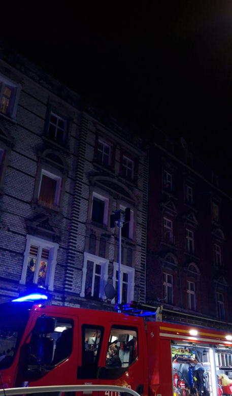 Pożar budynku mieszkalnego w Bytomiu. Do szpitala trafiło 9 osób w tym piątka dzieci