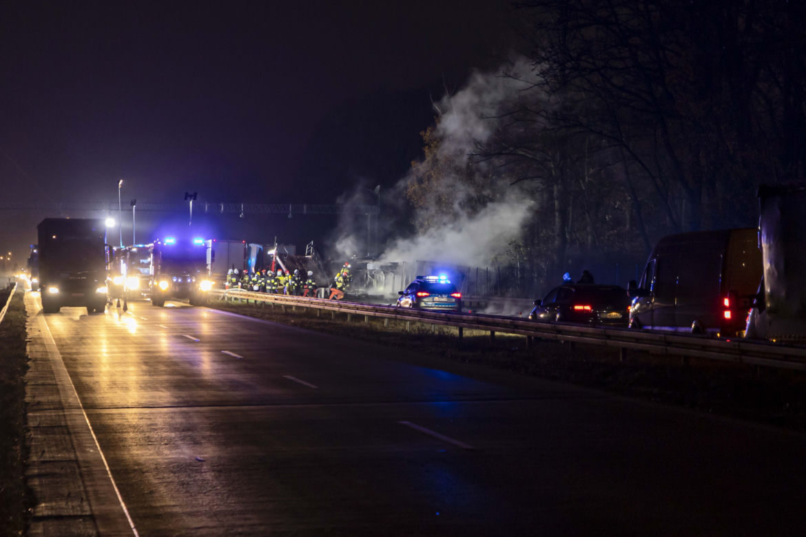 Zderzenie 5 pojazdów na A4. Paliła się ciężarówka! [ZDJĘCIA]