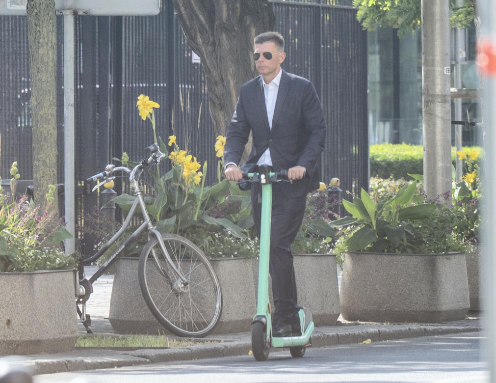 Ryszard Petru na hulajnodze
