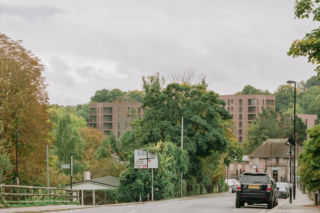 Najlepsza architektura w Wielkiej Brytanii to mieszkaniówka! RIBA Stirling Prize 2026 dla osiedla. Miało być 80 mieszkań, powstało niemal dwa razy więcej