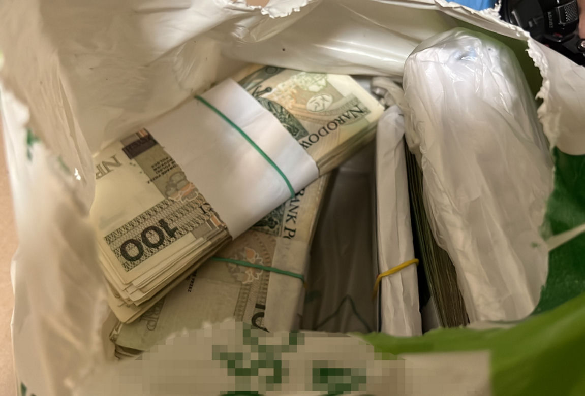 Warszawa. Senior z Mokotowa chciał pomóc "policjantom". Wyniósł przed blok 650 tysięcy złotych w reklamówce  