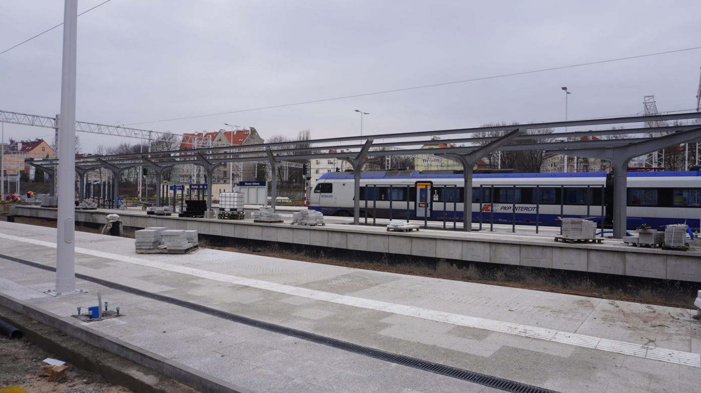 Dworzec Olsztyn Główny coraz bliżej. Postępują prace przy budynku oraz na peronach