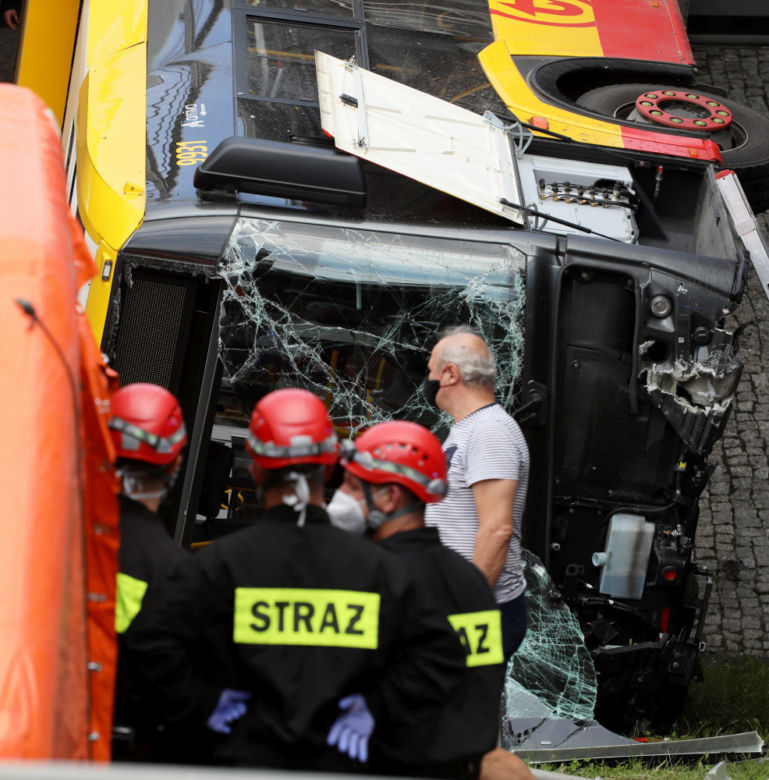 Autobus zawisł na moście Grota