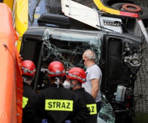 Autobus zawisł na moście Grota
