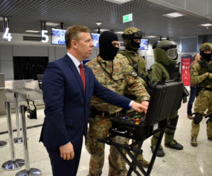 Robot-antyterrorysta na lotnisku w Balicach! Będzie sprawdzał podejrzane pakunki [ZDJĘCIA, AUDIO]