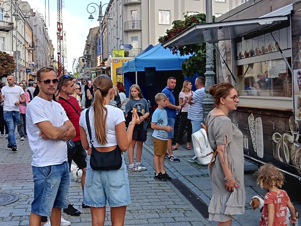 Ostatnia niedziela lata 2023 w Kielcach. Tłumy w centrum miasta