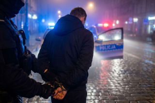 Brutalny atak w Gnieźnie. 46-latek odgryzł mężczyźnie ucho