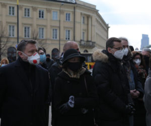 Oni pożegnali Jana Lityńskiego. Grób na Powązkach utonął w kwiatach