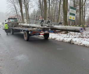Ciągnik z naczepą, a na naczepie… nieoznakowany kilkumetrowy betonowy słup
