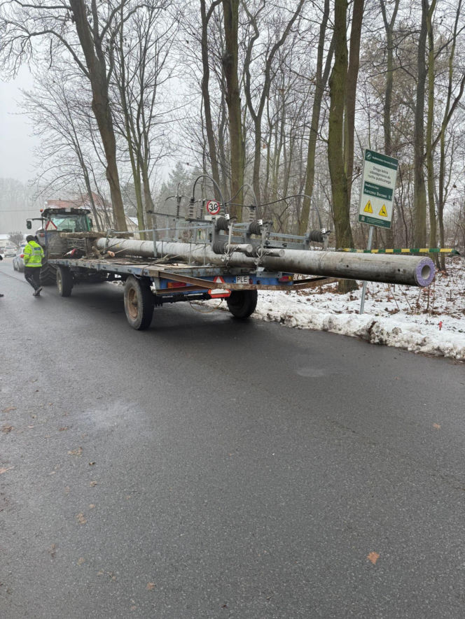 Ciągnik z naczepą, a na naczepie… nieoznakowany kilkumetrowy betonowy słup