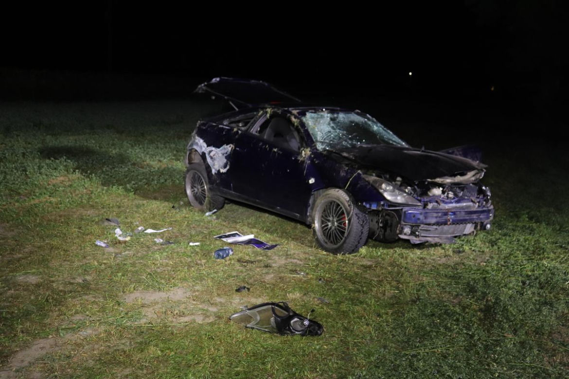 Próbował zapalić papierosa za kierownicą. Auto wylądowało w rowie