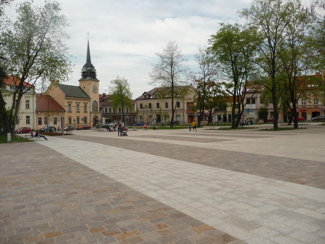 Jedno z najpiękniejszych miast w Małopolsce leży obok Krakowa. Zachwyca zabytkowym dworem